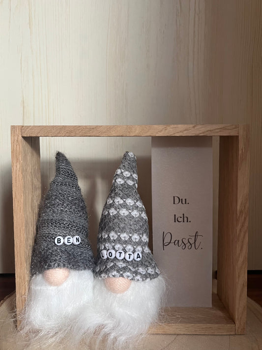 Holzrahmen Wichtel, zwei Wichtel mit Namenskette, Spruch auf Transparentpapier und Lichterkette