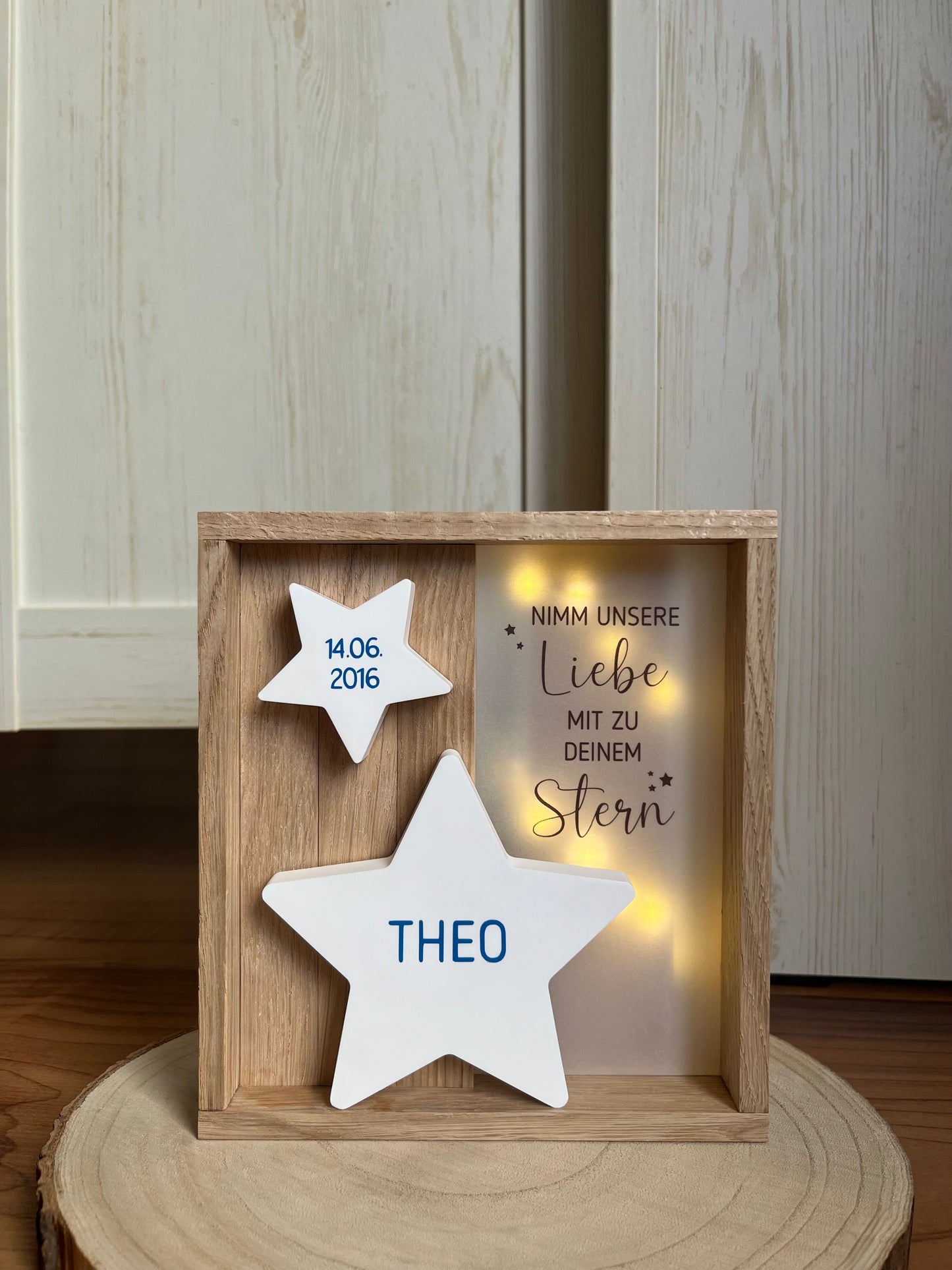 Trauerholzrahmen Sternenkind blau, Stern mit Name und Datum, Spruch auf Transparentpapier und LED-Lichterkette