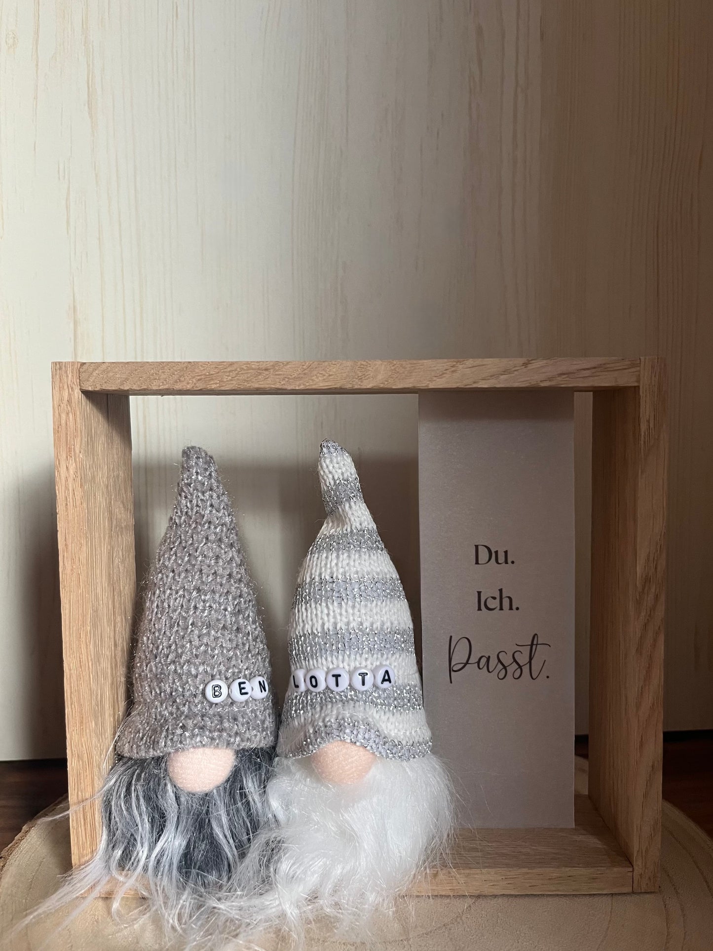 Holzrahmen Wichtel, zwei Wichtel mit Namenskette, Spruch auf Transparentpapier und LED-Lichterkette