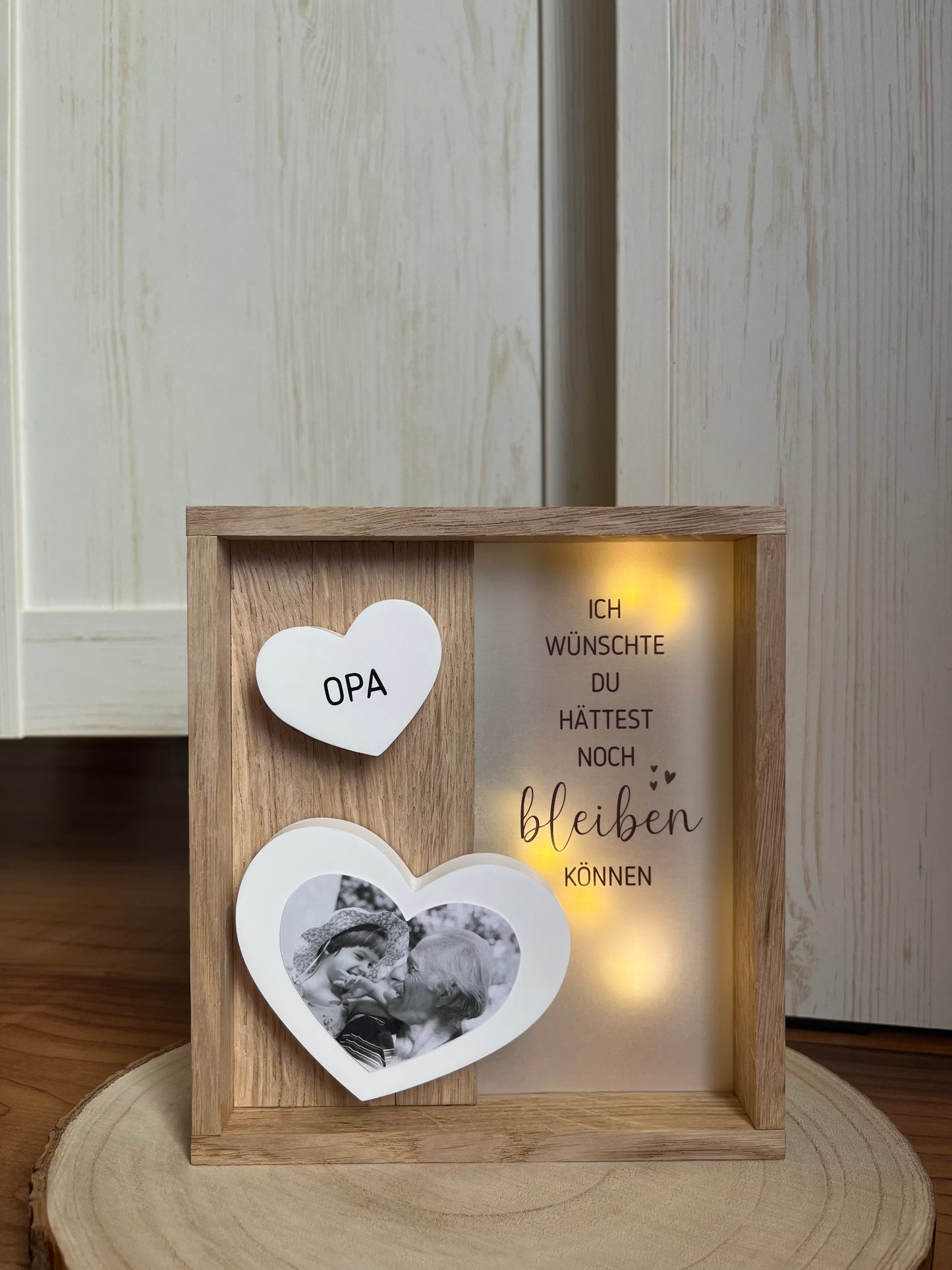 Trauerholzrahmen, Herzen mit Foto und Name, Spruch auf Transparentpapier und LED-Lichterkette