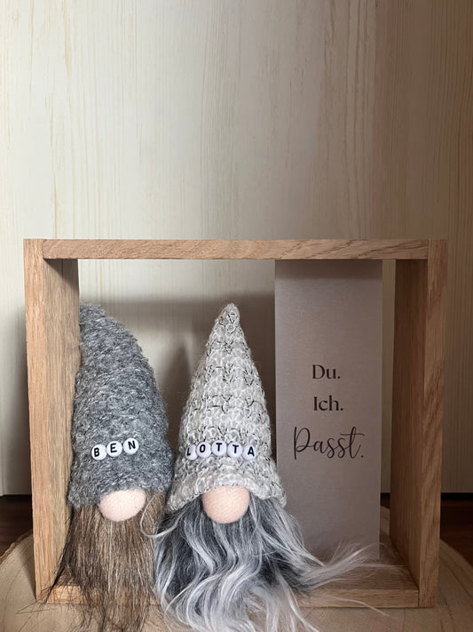 Holzrahmen Wichtel, zwei Wichtel mit Namenskette, Spruch auf Transparentpapier und Lichterkette