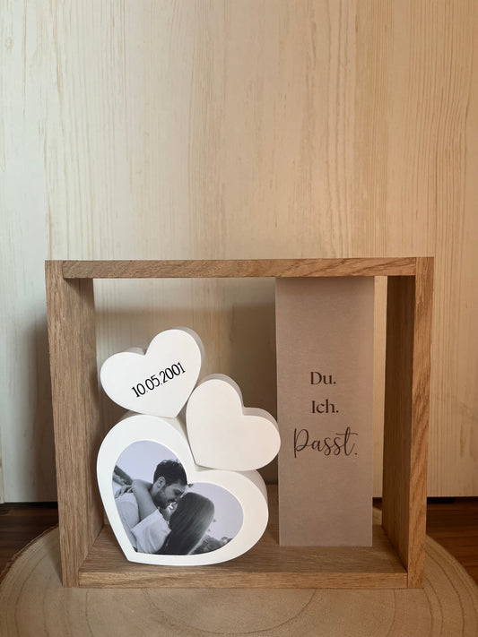 Holzrahmen Liebe, personalisierte Herzen mit Foto und Datum, Spruch auf Transparentpapier und LED-Lichterkette