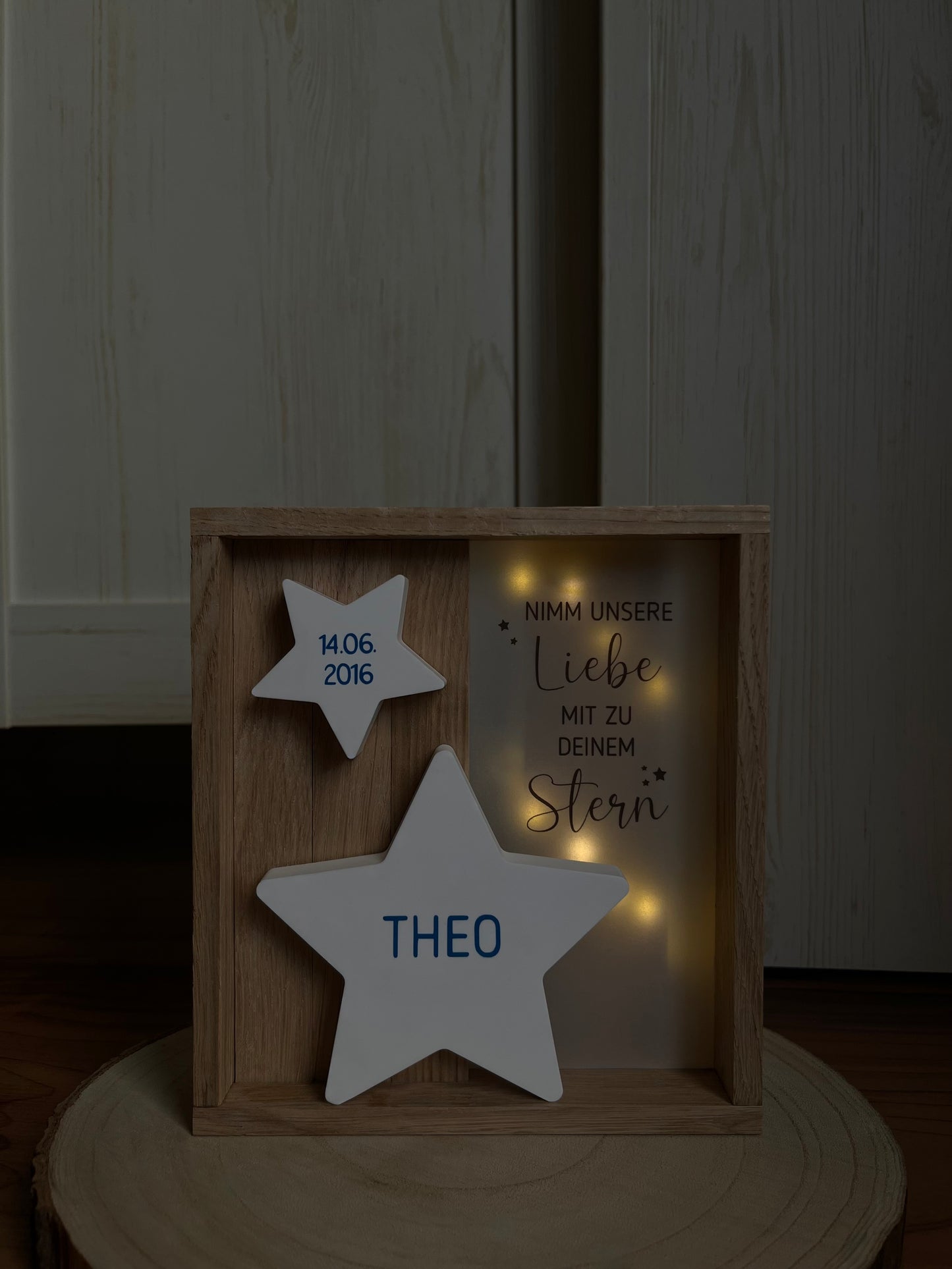 Trauerholzrahmen Sternenkind blau, Stern mit Name und Datum, Spruch auf Transparentpapier und LED-Lichterkette