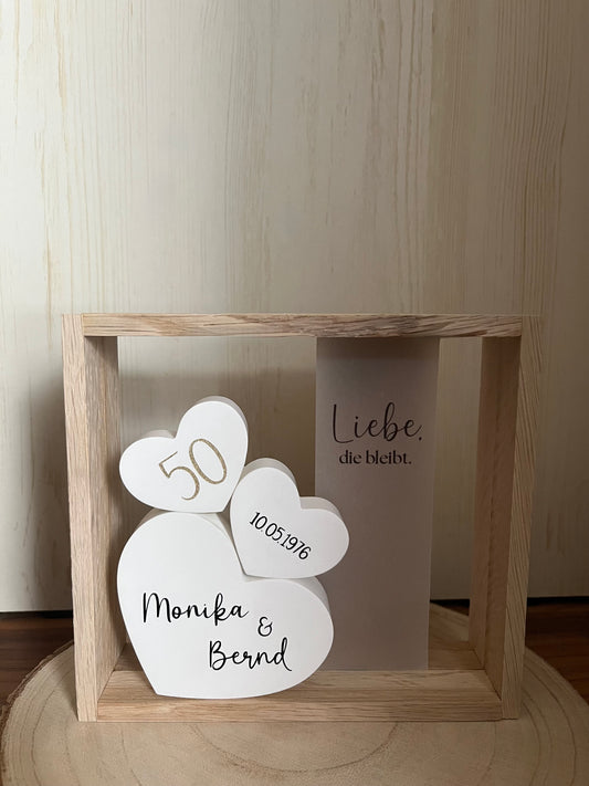 Holzrahmen Goldene Hochzeit, personalisierte Herzen mit Namen und Datum, Spruch auf Transparentpapier und LED-Lichterkette