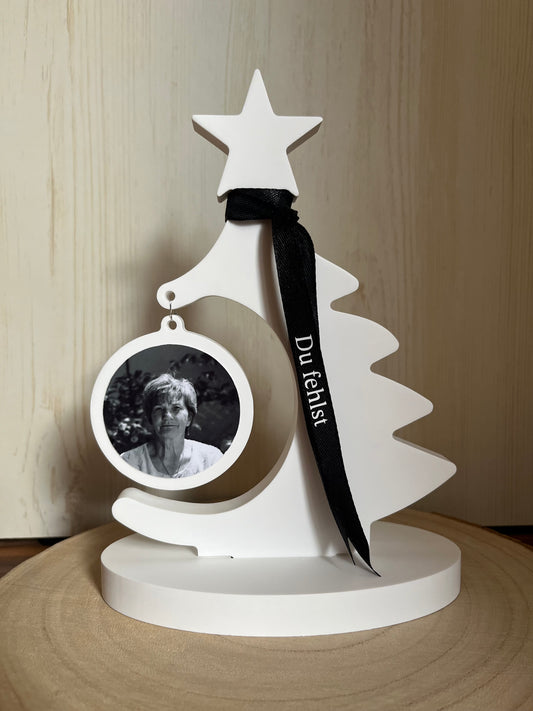 Erinnerungsbäumchen mit Foto, schwarzer Banderole und Spruch