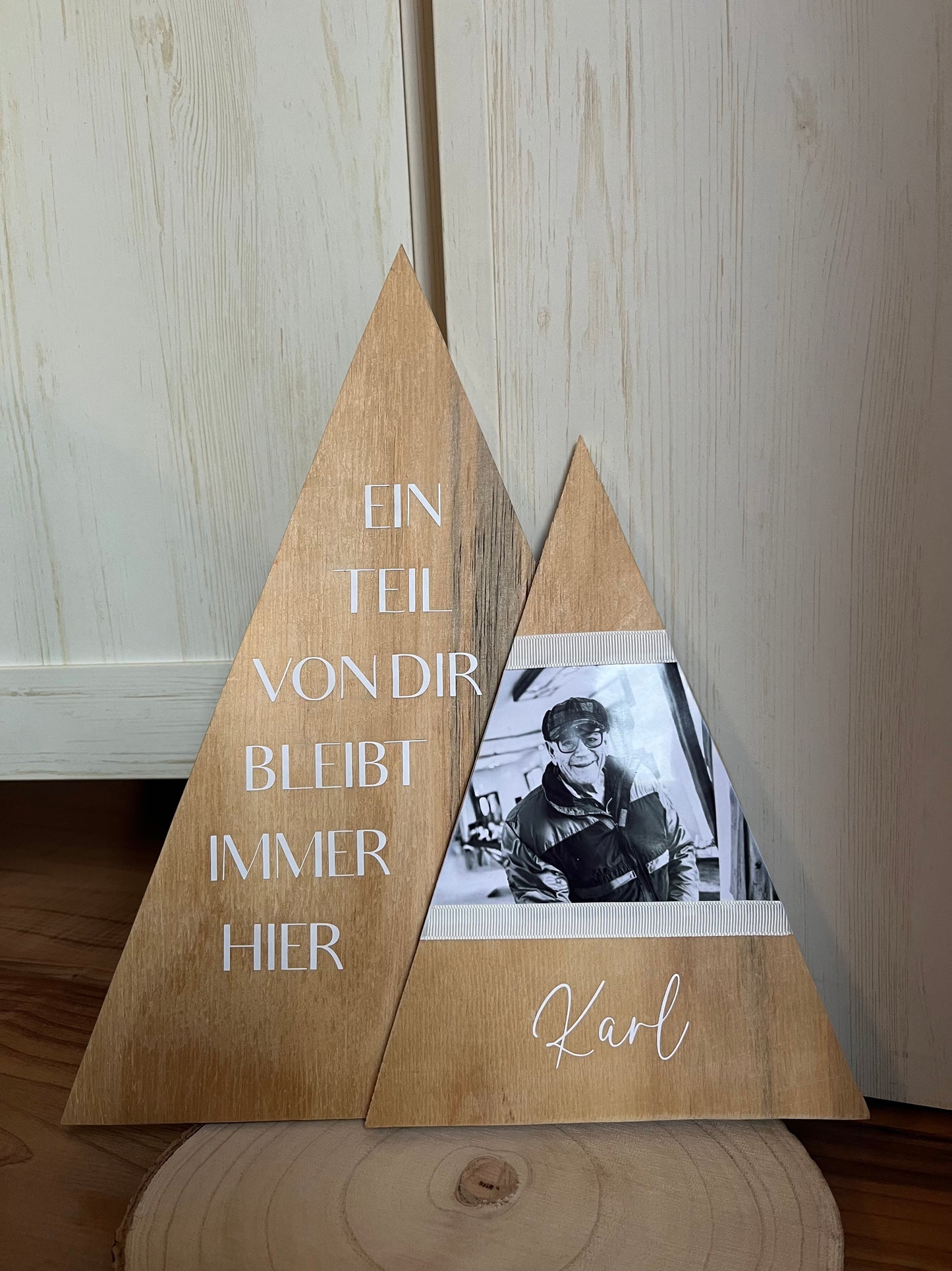 Trauerbaum mit Foto, Namen und Spruch