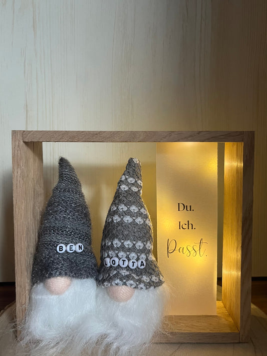 Holzrahmen Wichtel, zwei Wichtel mit Namenskette, Spruch auf Transparentpapier und LED-Lichterkette