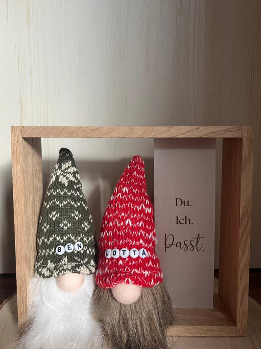 Holzrahmen Wichtel, zwei Wichtel mit Namenskette, Spruch auf Transparentpapier und Lichterkette