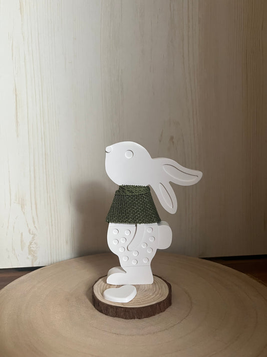 Hasenjunge mit Jutehalsband, Herzchen und kleiner Baumscheibe