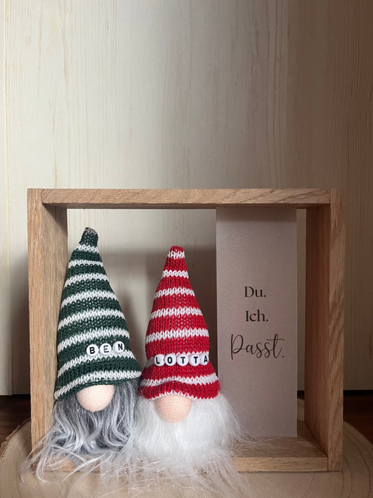 Holzrahmen Wichtel, zwei Wichtel mit Namenskette, Spruch auf Transparentpapier und Lichterkette