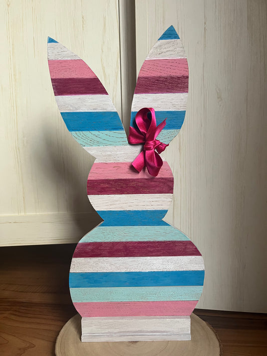 Osterhase bunt mit pinker Schleife