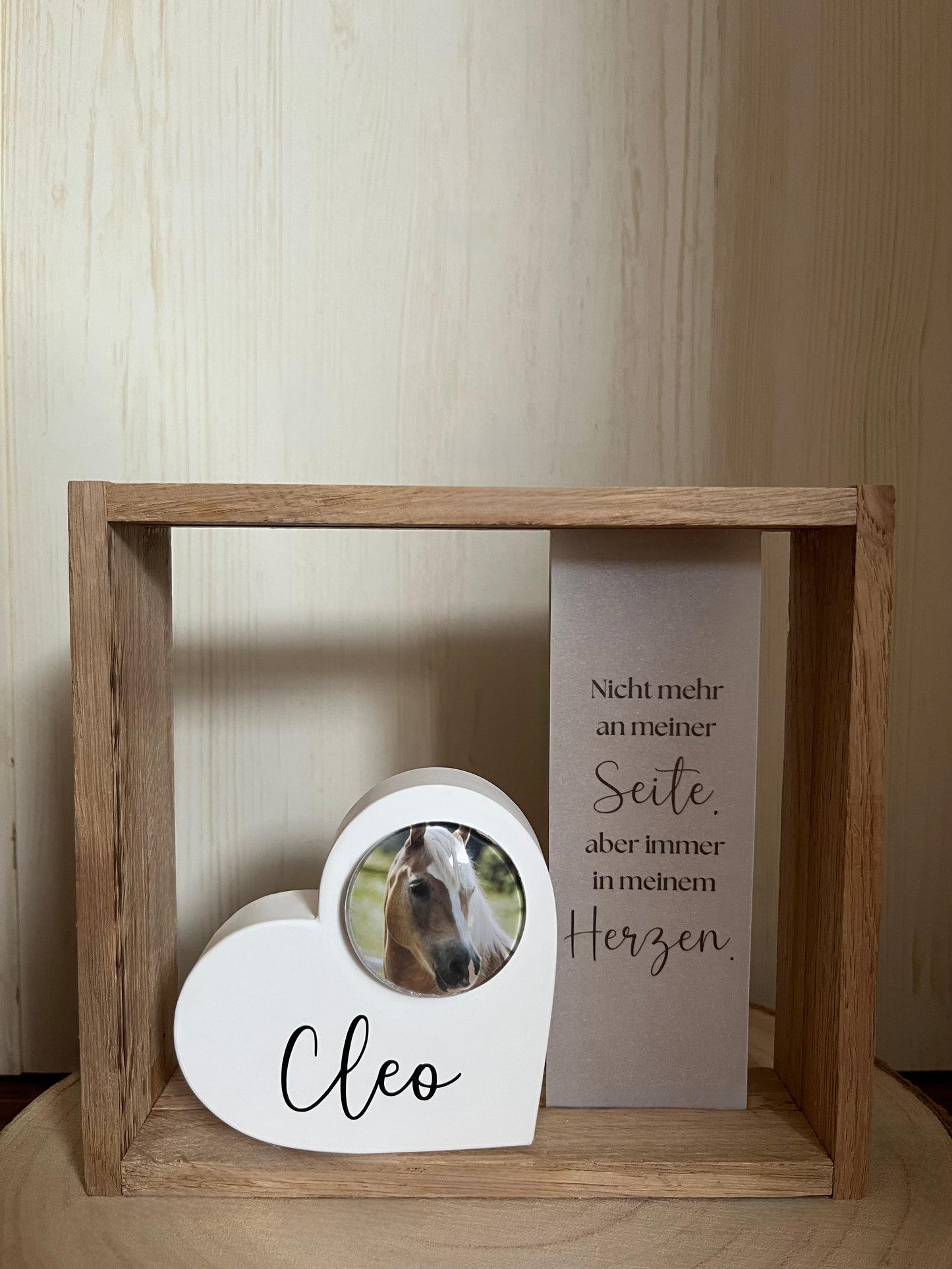 Trauerholzrahmen "Pferd", Herz mit Foto, Spruch auf Transparentpapier und Lichterkette