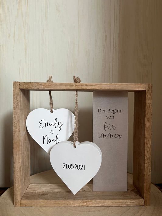 Holzrahmen Hochzeit, zwei Herzen mit Namen und Datum, Spruch auf Transparentpapier und Lichterkette