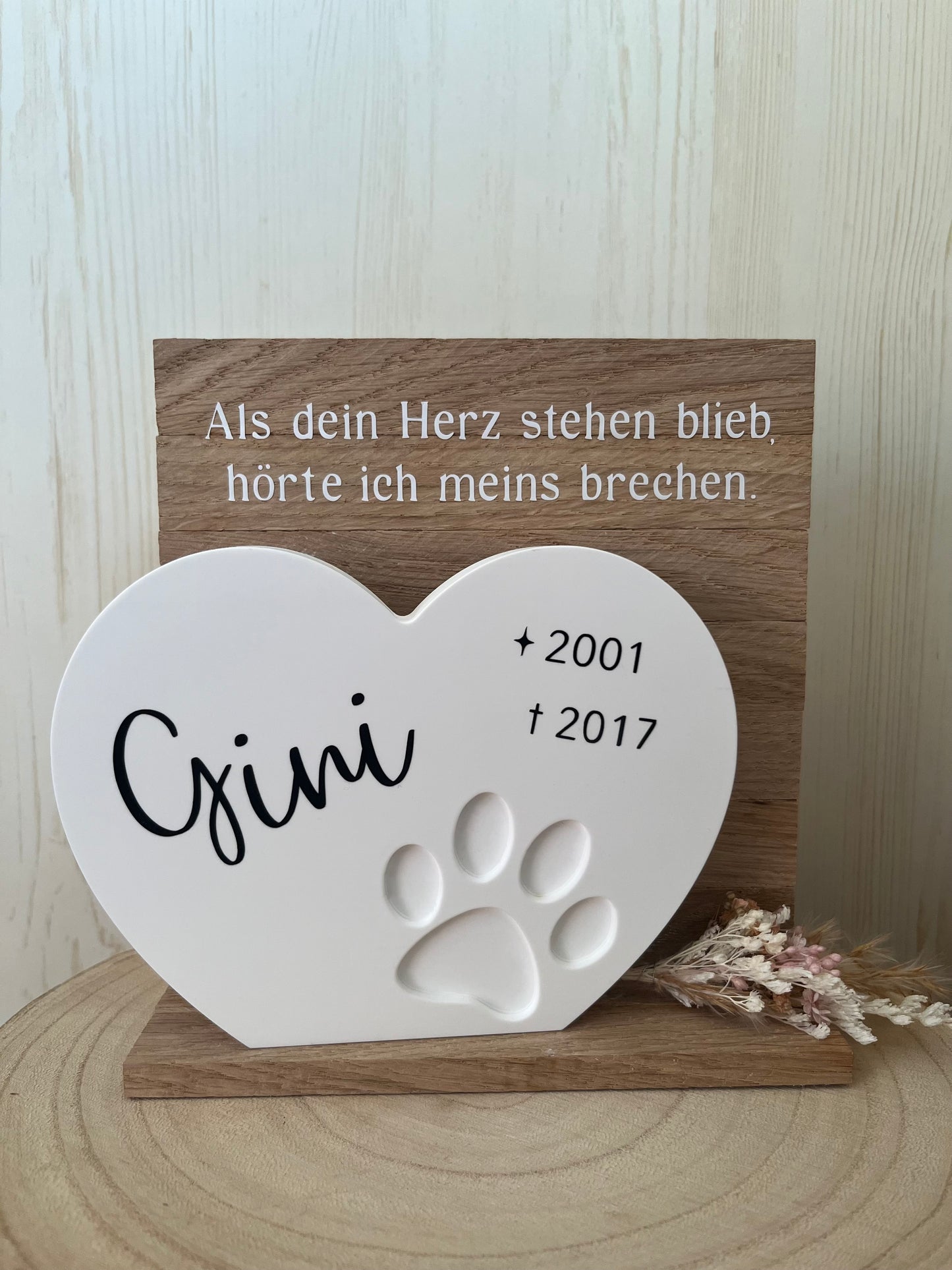 Herz mit Pfote, Klötzchenwand, Blumen und Text