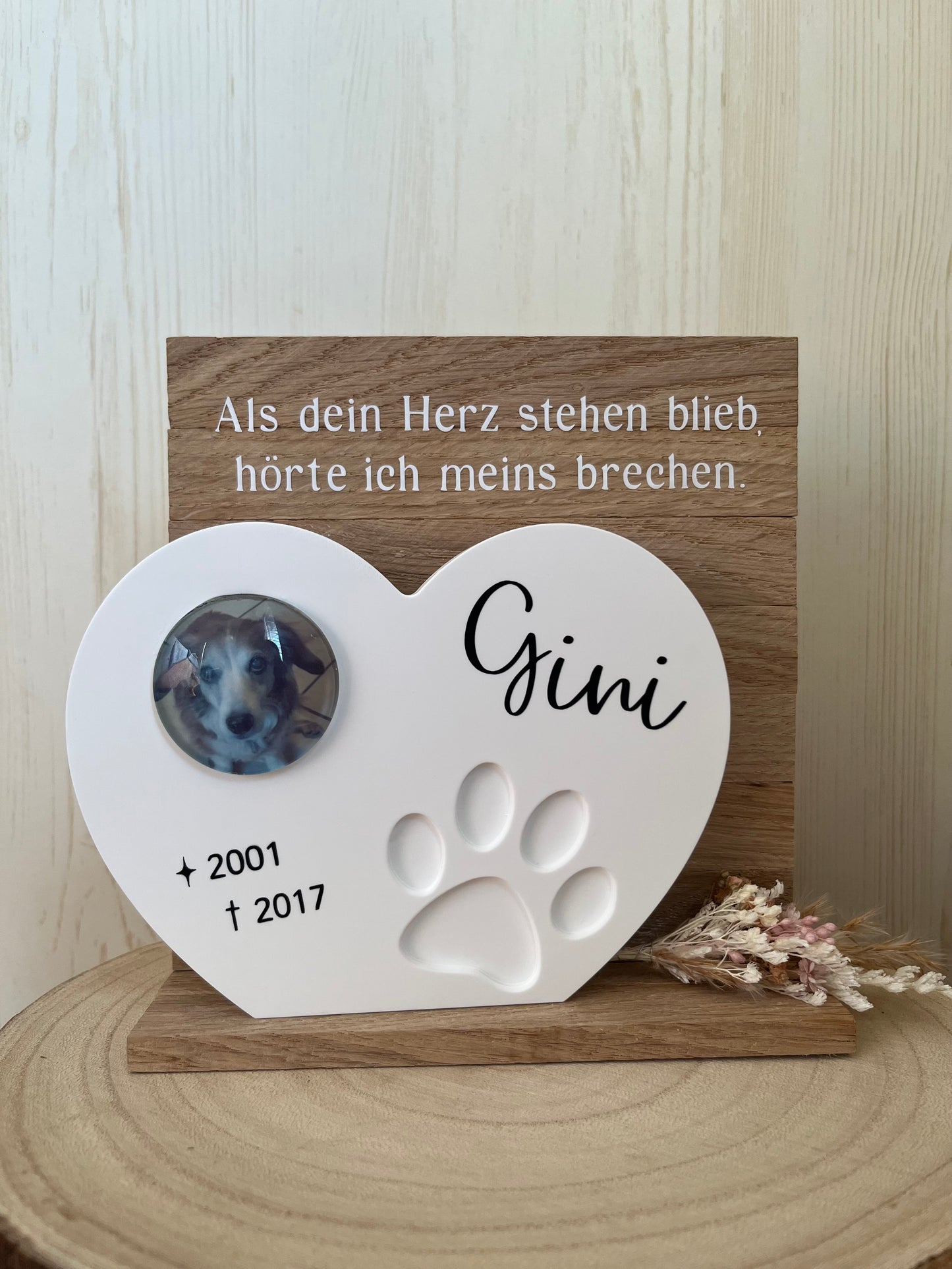 Herz mit Pfote und Foto, Klötzchenwand, Blumen und Text