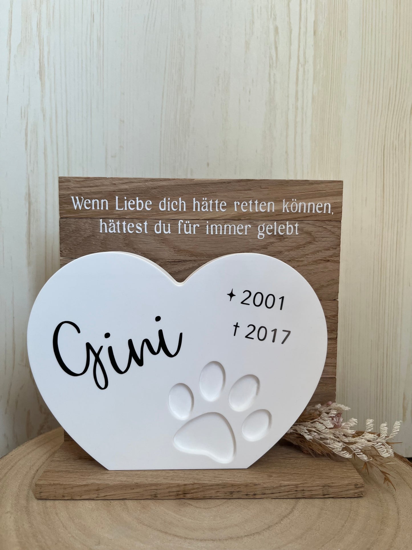 Herz mit Pfote, Klötzchenwand, Blumen und Text