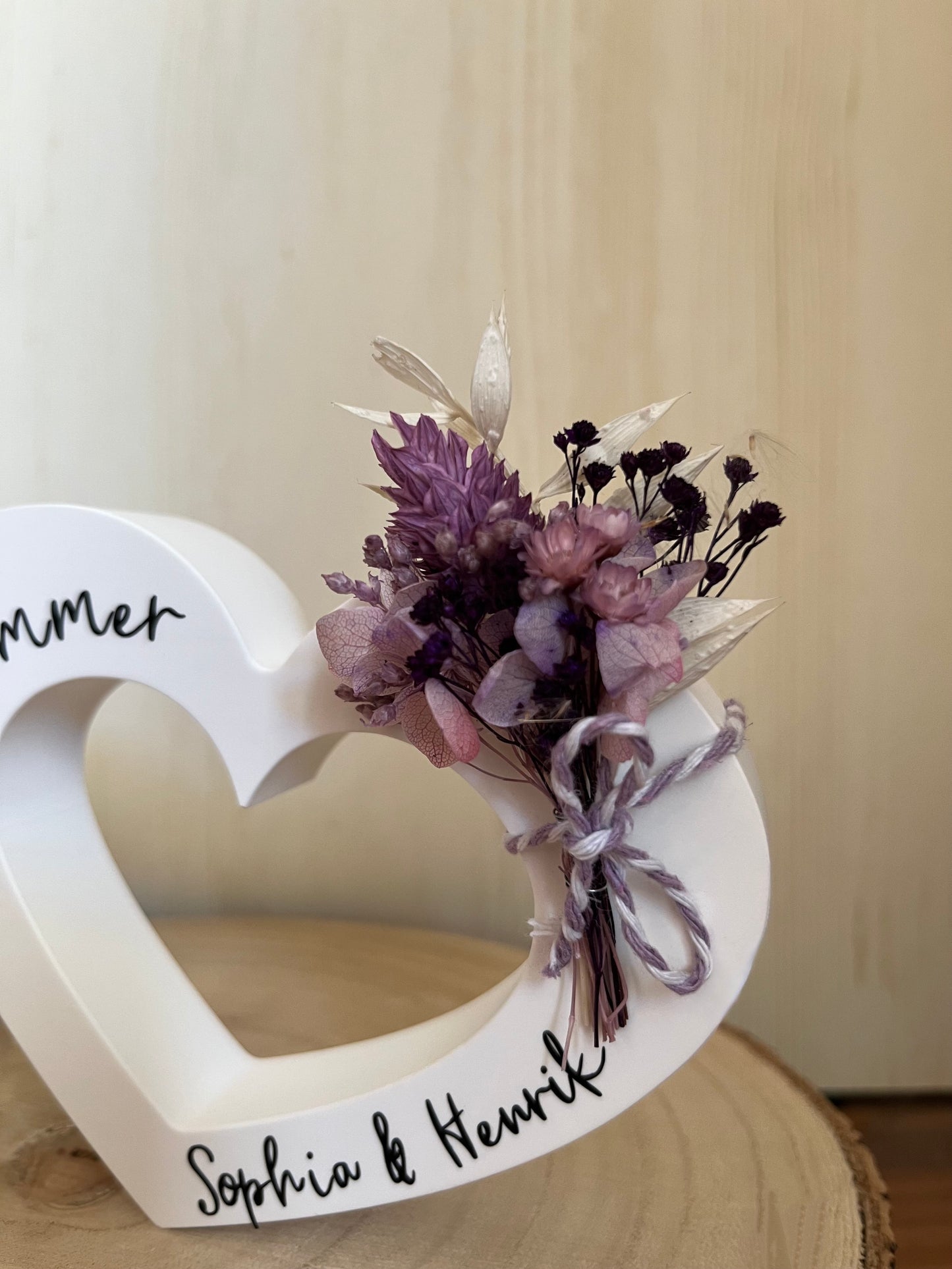 Doppelherz mit Blumen, Namen und Beschriftung