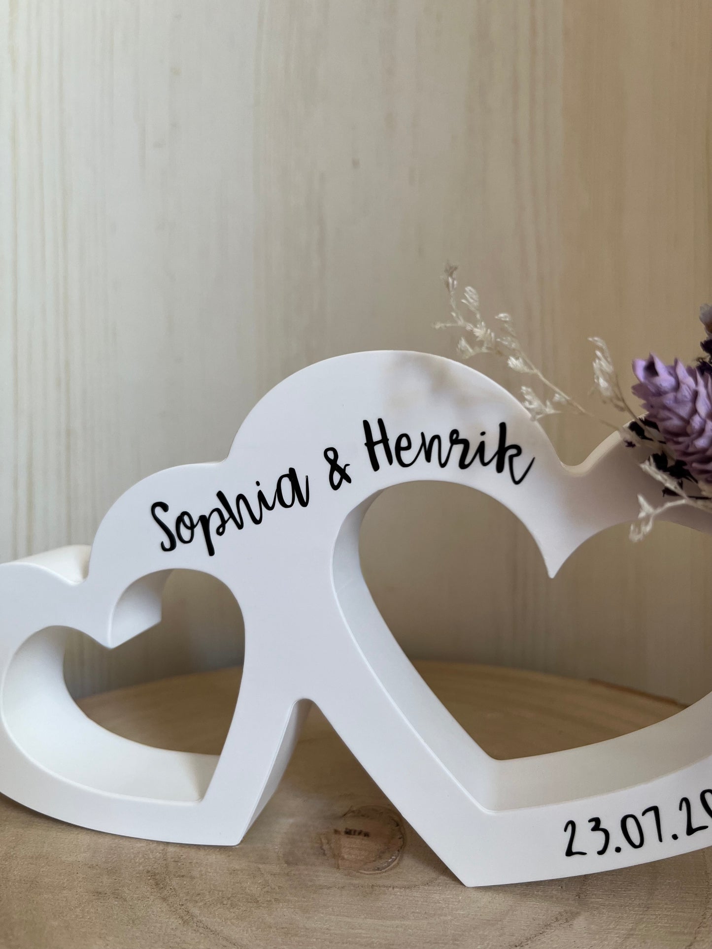 Doppelherz mit Blumen, Namen und Datum