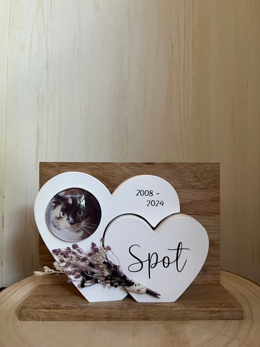 Herz mit Foto "Katze", Klötzchenwand und Blumen