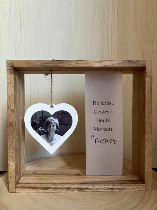 Trauerholzrahmen, Herz mit Foto, Spruch auf Transparentpapier und Lichterkette