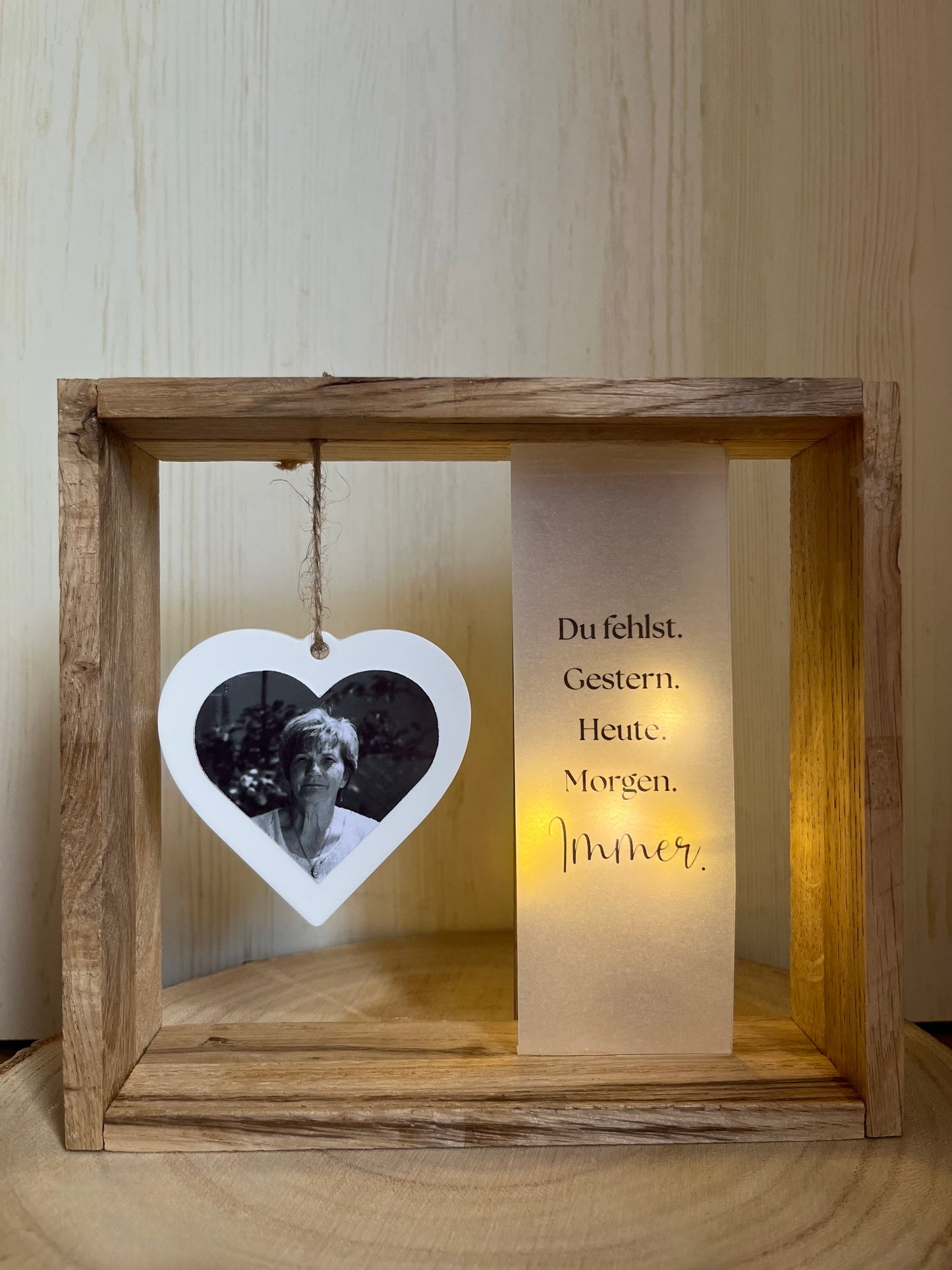 Trauerholzrahmen, Herz mit Foto, Spruch auf Transparentpapier und Lichterkette