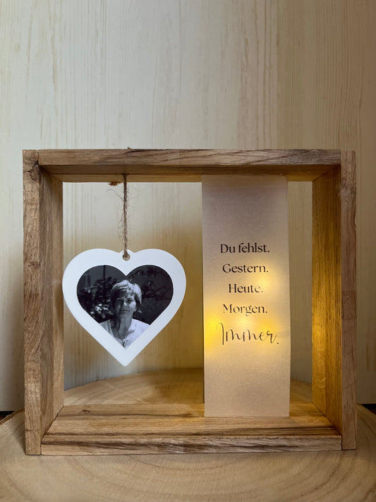 Trauerholzrahmen, Herz mit Foto, Spruch auf Transparentpapier und LED-Lichterkette