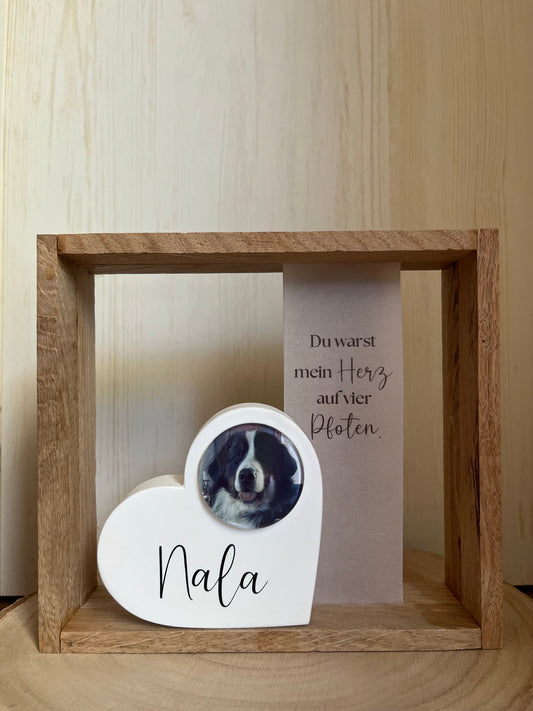 Trauerholzrahmen "Hund", Herz mit Foto, Spruch auf Transparentpapier und Lichterkette