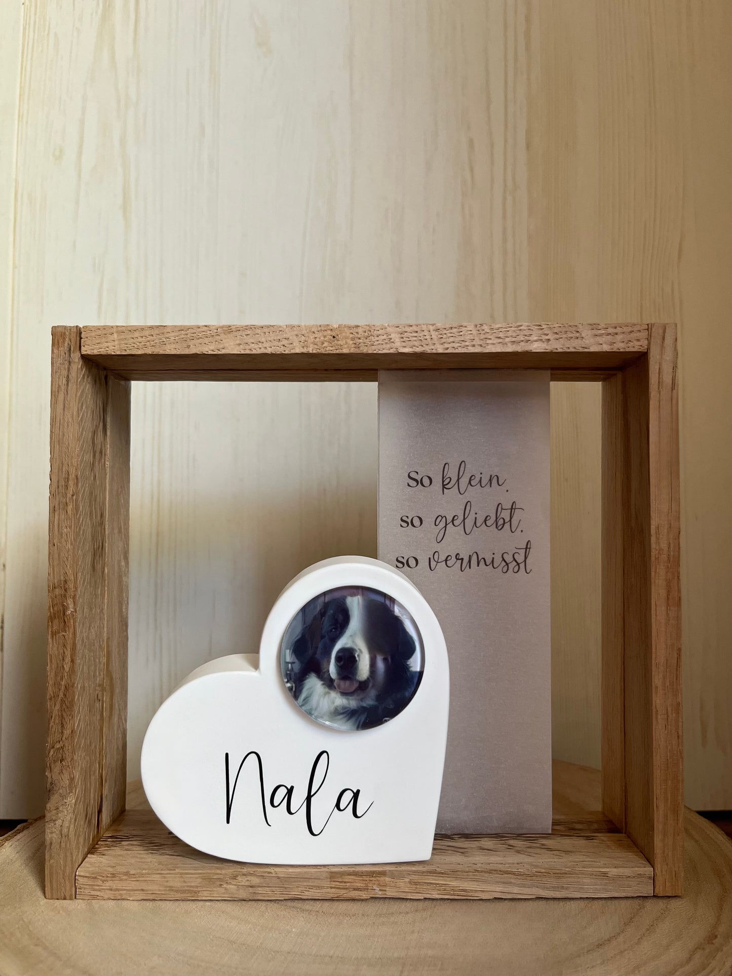Trauerholzrahmen "Hund", Herz mit Foto, Spruch auf Transparentpapier und Lichterkette
