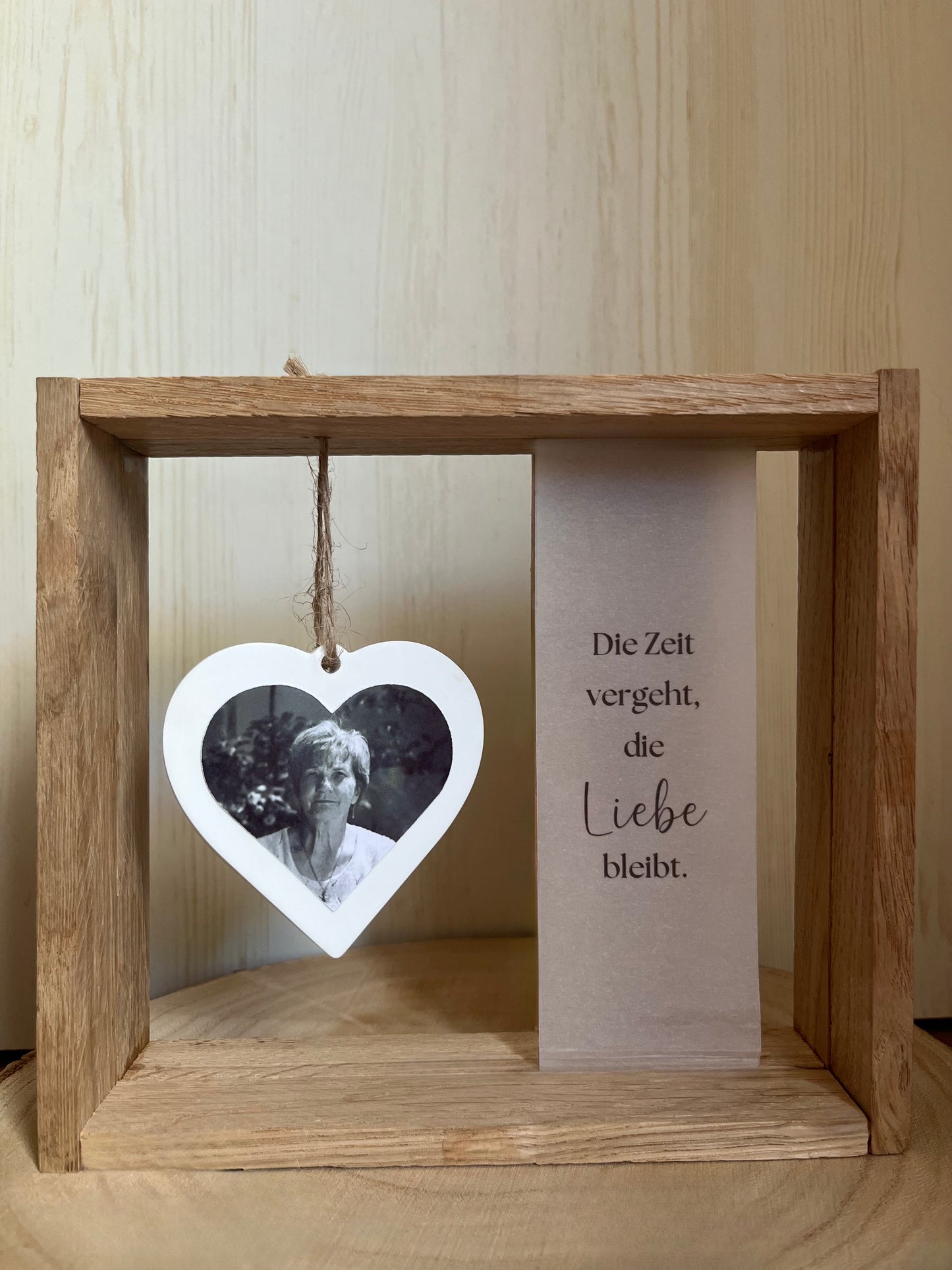 Trauerholzrahmen, Herz mit Foto, Spruch auf Transparentpapier und Lichterkette