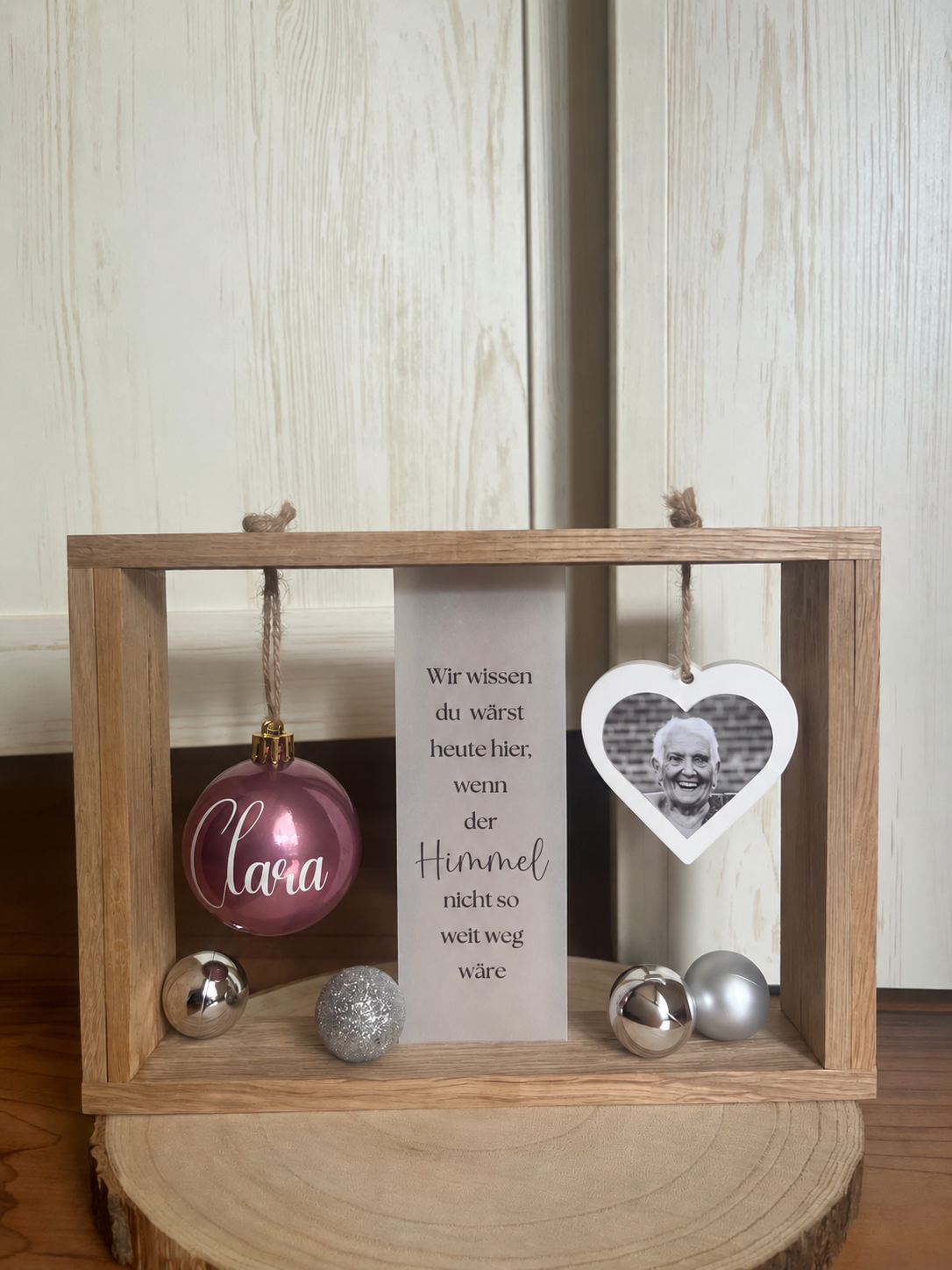 Weihnachtlicher Erinnerungsrahmen aus Holz mit Fotoherz und personalisierter Weihnachtskugel ohne eingeschaltetes LED-Licht