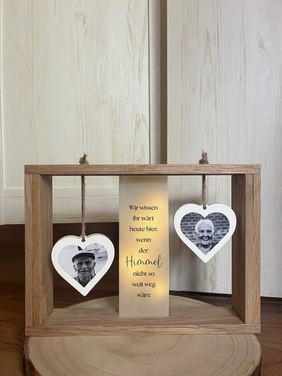 Personalisiertes Trauergeschenk als Andenken an Verstorbene it Foto und LED-Licht im Tageslicht