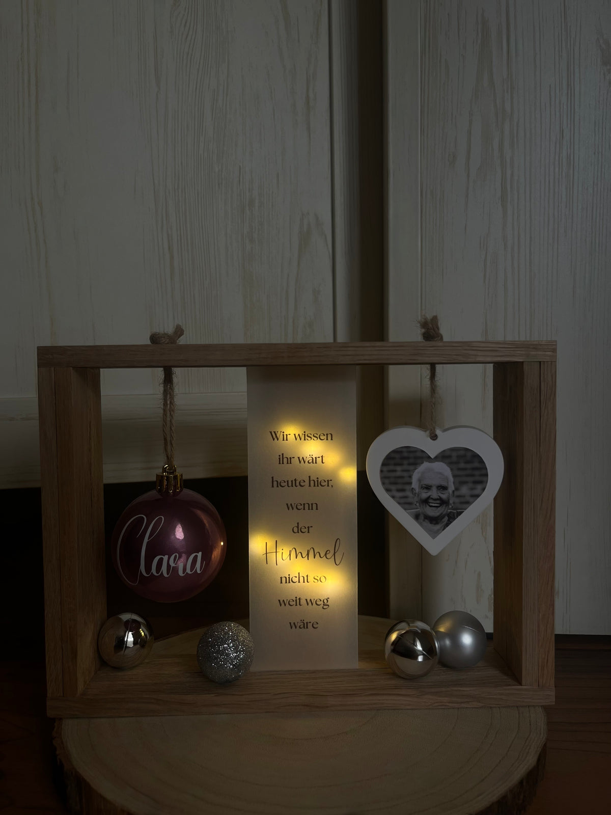 Beleuchteter Trauerrahmen als Weihnachtsandenken an Verstorbene mit warmem LED-Licht, Fotoherz und Namenskugekl im Dunkeln